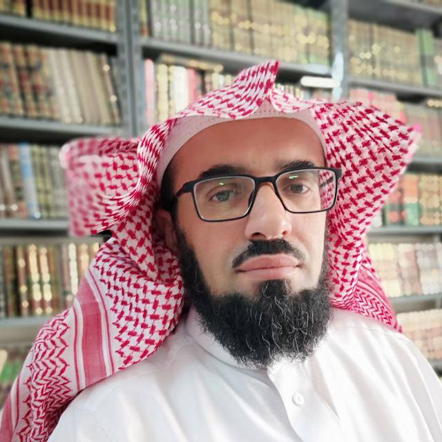 د علي العمران، مدرس بكلية الحرم المكي الشريف، متخصص في إدارة المشروعات العلمية